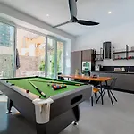 7br 7 En-suite Seafront House Jacuzzi Holiday home Saint Julian's